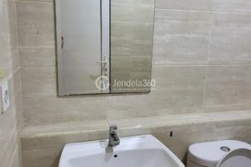 Bathroom Low Floor 2BR Apartment with  View at Springwood Residence