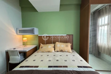 Bedroom Homey Studio Apartment Middle Floor with City View at Easton Park Residence Jatinangor