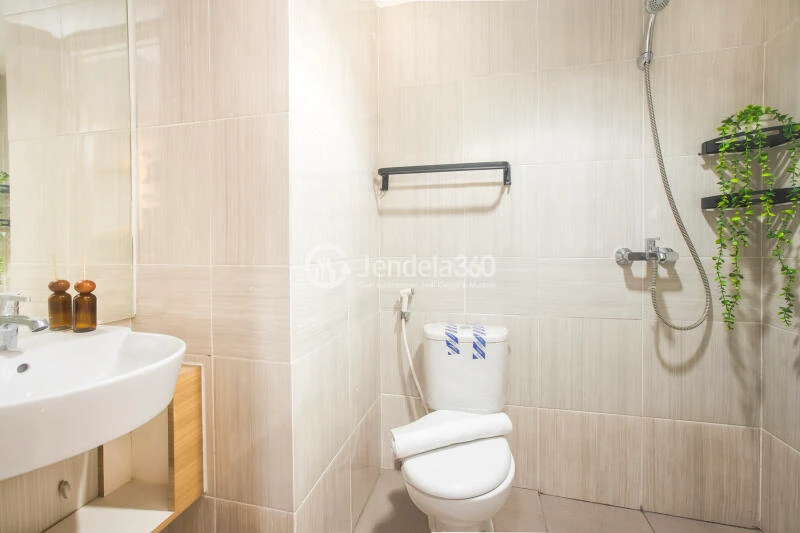 Bathroom An High Floor Studio Apartment with Exotic Pool with City View at Vasanta Innopark Apartment