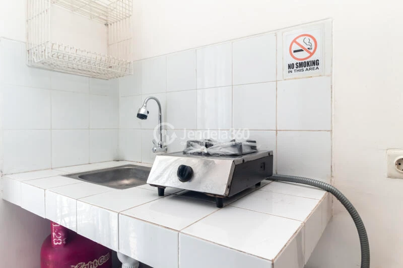 Kitchen Low Floor Studio Apartment with City View at Kalibata City Green Palace