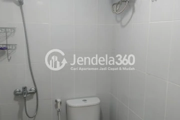 Bathroom 2BR LA Hub City Apartment at Middle Floor