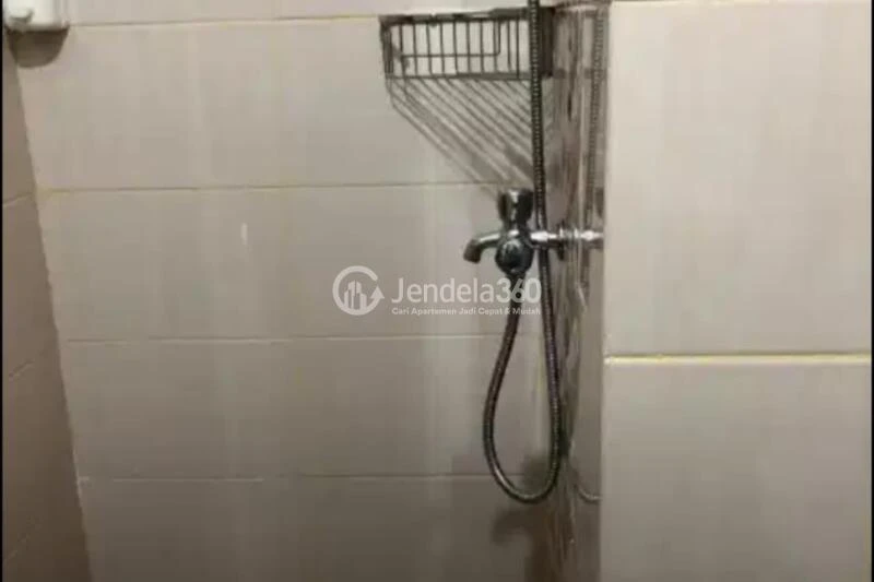 Bathroom Tidy Studio Apartment at Dave Apartment Low Floor