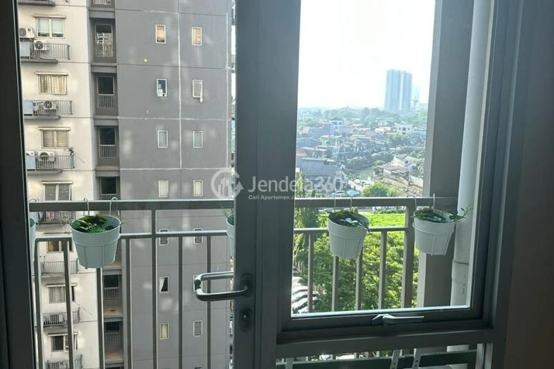 Balcony Cozy 2BR Apartment at Oak Tower Apartment Low Floor