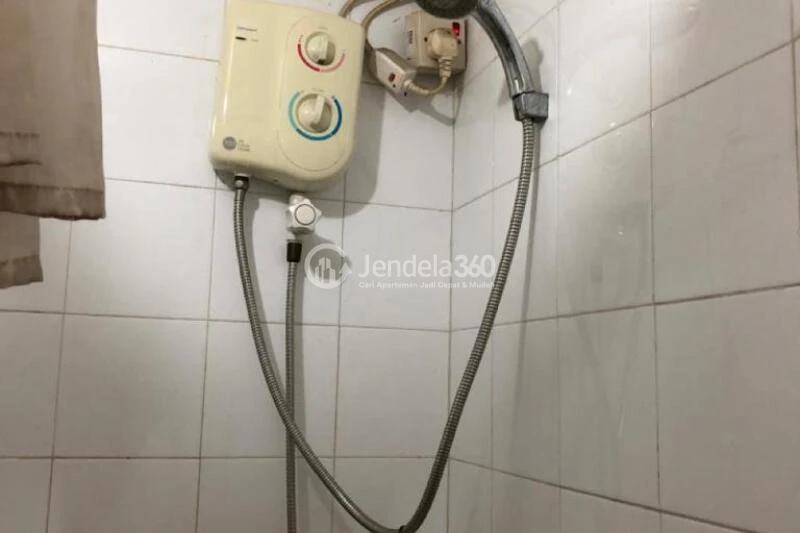 Bathroom Low Floor Studio Apartment with Swimming Pool View at Metropark Condominium