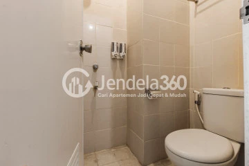 Bathroom Well Furnished and Relaxing Studio Apartment at Serpong Green View Apartment, Special Price!