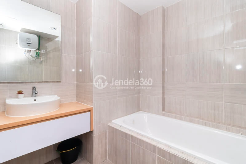 Bathroom Strategic Location 1BR Apartment High Floor with City View at Vasanta Innopark Apartment