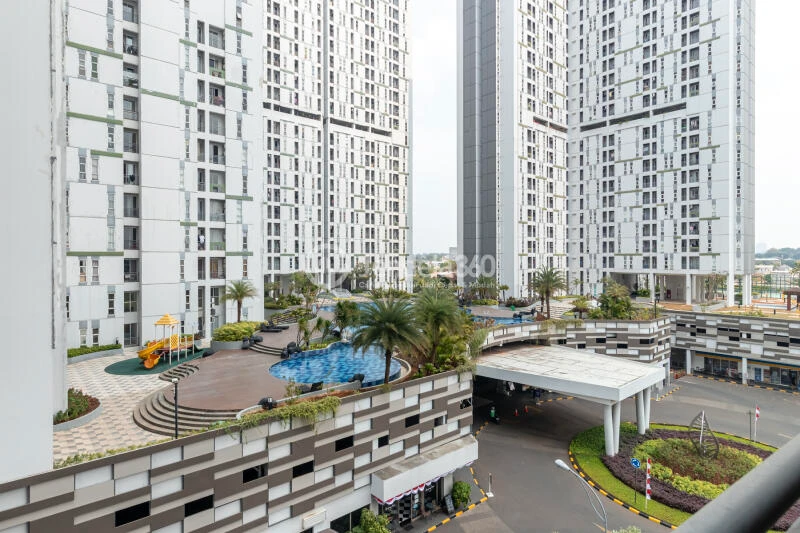 Balcony Comfortable 2BR Apartment Low Floor with city View at Serpong Green View Apartment