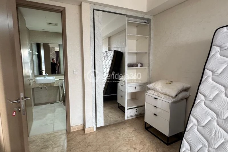 Bedroom Low Floor 1BR Apartment with City View at Gold Coast Apartment
