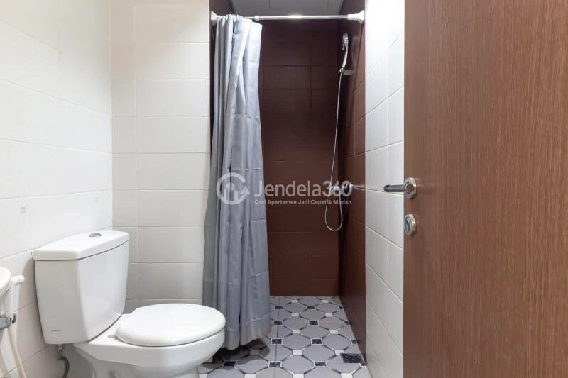 Bathroom High Floor 2BR Apartment with City View at Puri Orchard Apartment
