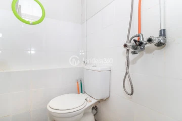 Bathroom 2BR Kalibata City Apartment at Low Floor