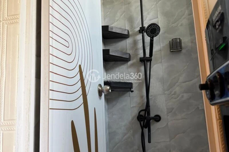 Bathroom Lovely Studio Apartment Low Floor with  View at Oak Tower Apartment