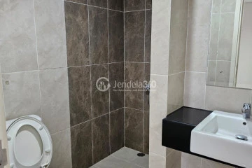 Bathroom Compact 4BR Apartment at Rainbow Springs Condovillas Tower G16
