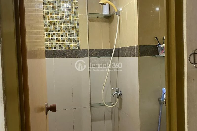 Bathroom Good Deal Studio Apartment Low Floor with Swimming Pool View at East Park Apartment