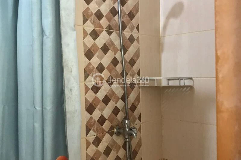 Bathroom Studio Apartment with  View at Dave Apartment