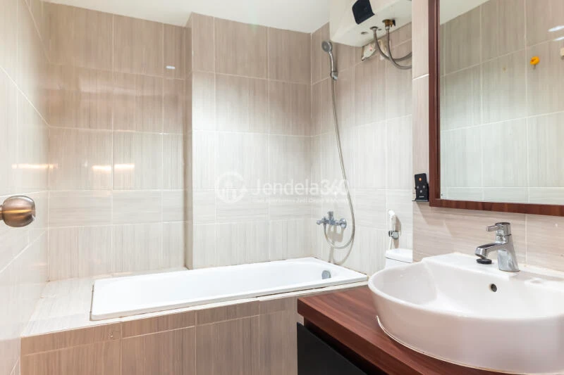 Bathroom Homey 1BR Apartment High Floor with  View at Vasanta Innopark Apartment