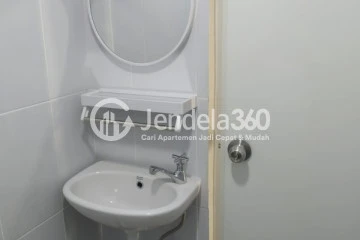 Bathroom 2BR LA Hub City Apartment at Middle Floor