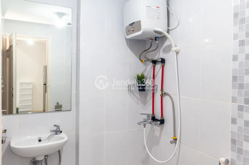 Bathroom Low Floor 2BR Apartment with  View at Tokyo Riverside Apartment