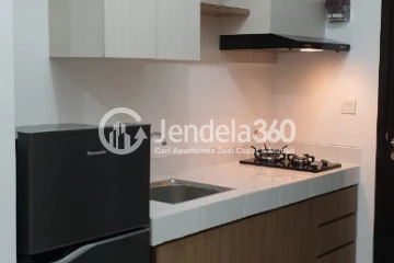 Kitchen Stunning Studio Apartment Middle Floor with Jalan View at Casa De Parco Apartment
