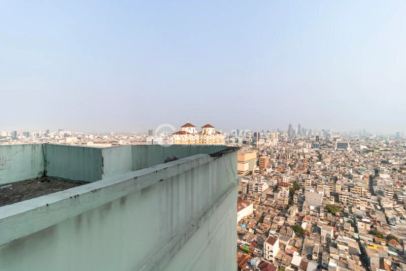 Balcony Homey 2BR Apartment High Floor with City View at Green Central City Apartment