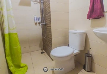 Bathroom 2BR Apartment with Swimming pool View at Sky Terrace Apartment