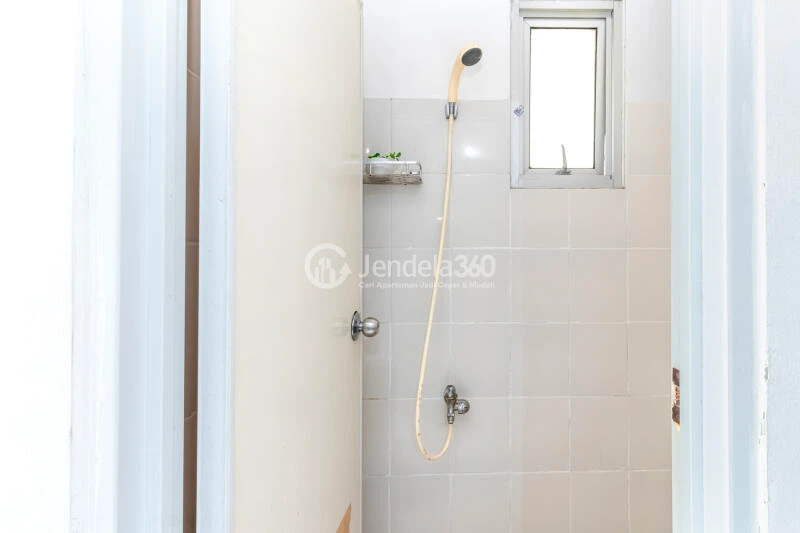 Bathroom Middle Floor 2BR Apartment with City View (Barat) View at Pancoran Riverside Apartment