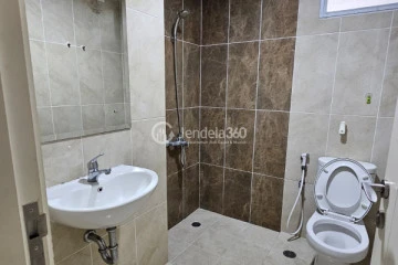 Bathroom Compact 4BR Apartment at Rainbow Springs Condovillas Tower G16