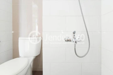 Bathroom Low Floor Studio Apartment with City View at Taman Melati Sinduadi Apartment
