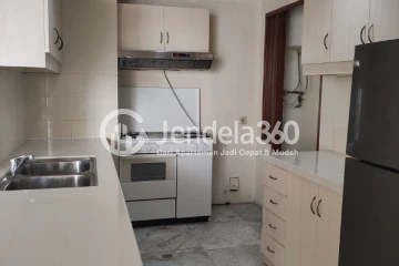 Kitchen Tidy 3BR Apartment High Floor with City View at Simprug Indah Apartment