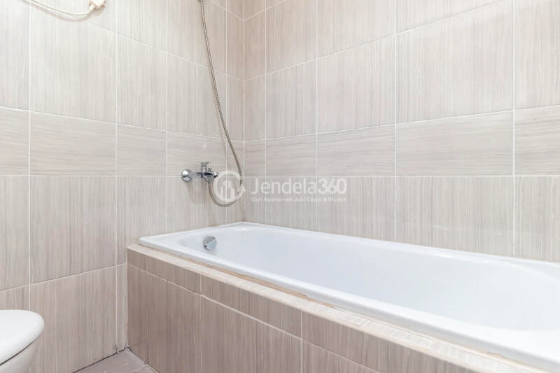 Bathroom Middle Floor 1BR Apartment with City View at Vasanta Innopark Apartment