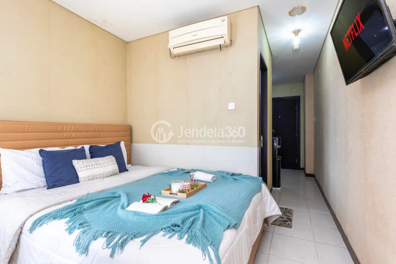 Bedroom Studio Apartment with City View at Nifarro Park Apartment