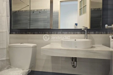Bathroom Stylish 2BR Apartment Middle Floor with City View at Cosmo Terrace - Jakarta Residence Thamrin City