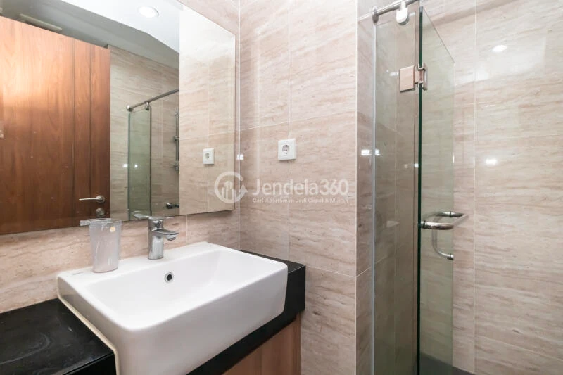 Bathroom Studio Apartment with City View at Southgate Residence