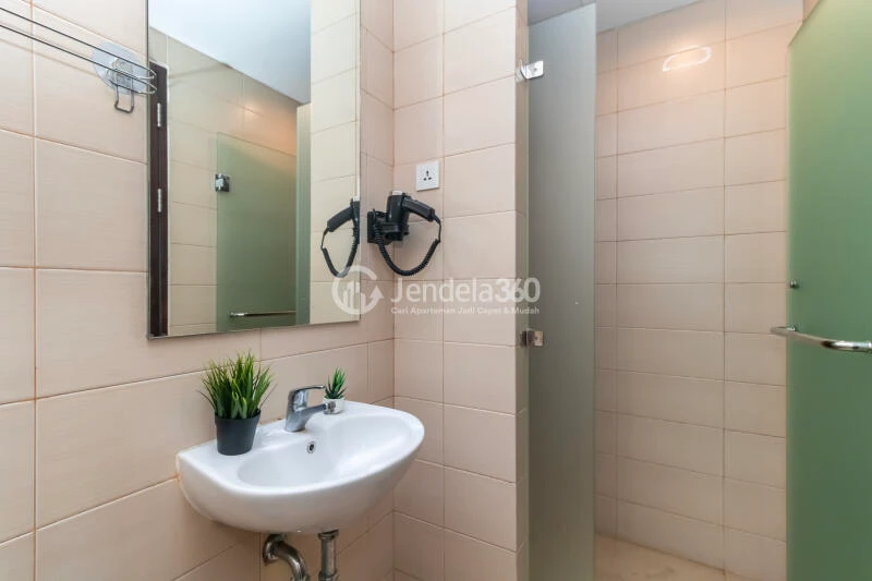 Bathroom 2BR Sky Terrace Apartment at Tower Pecatu