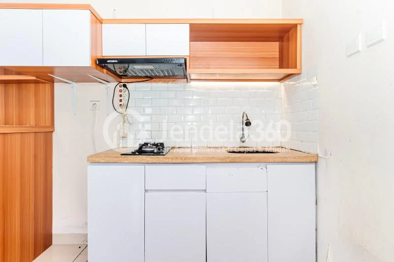 Kitchen 2BR Kebayoran Icon Apartment at High Floor