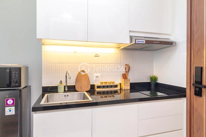 Kitchen Cozy 2BR Apartment High Floor with  View at Southgate Residence