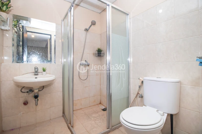 Bathroom 1BR Apartment with City View at The Wave Apartment