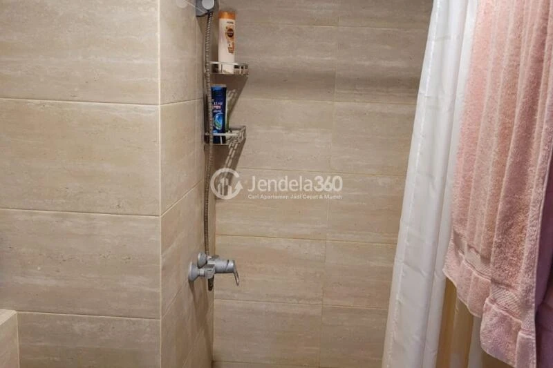 Bathroom Tidy 2BR Apartment at Springwood Residence High Floor