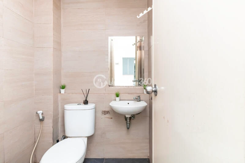 Bathroom 2BR Pakubuwono Terrace Apartment at Tower North