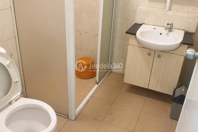 Bathroom Modern 1BR Apartment Middle Floor with City View at Cosmo Terrace - Jakarta Residence Thamrin City