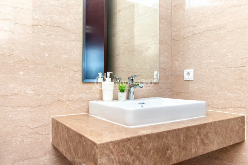 Bathroom High Floor 2BR Apartment with City View at Menteng Park