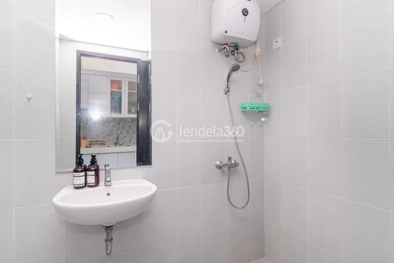 Bathroom Studio Apartment with City View at Casa De Parco Apartment