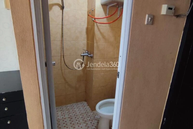 Bathroom Low Floor Studio Apartment with Swimming Pool View at Paragon Village Apartment