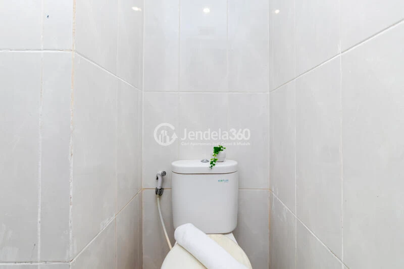 Bathroom High Floor Studio Apartment with  View at Serpong Garden Apartment