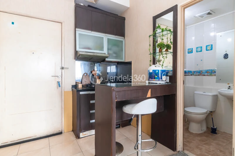Kitchen Cozy Studio Apartment Low Floor with  View at Season City Apartment