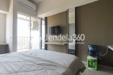 Bedroom Low Floor Studio Apartment with City View at Parkland Avenue Apartment