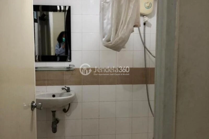 Bathroom Low Floor Studio Apartment with Swimming Pool View at Metropark Condominium