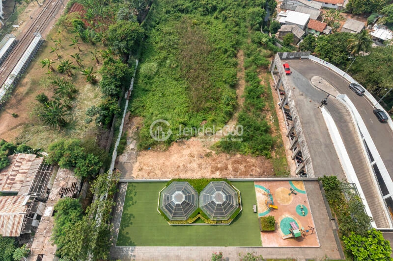 Balcony Middle Floor Studio Apartment with  View at Serpong Garden Apartment