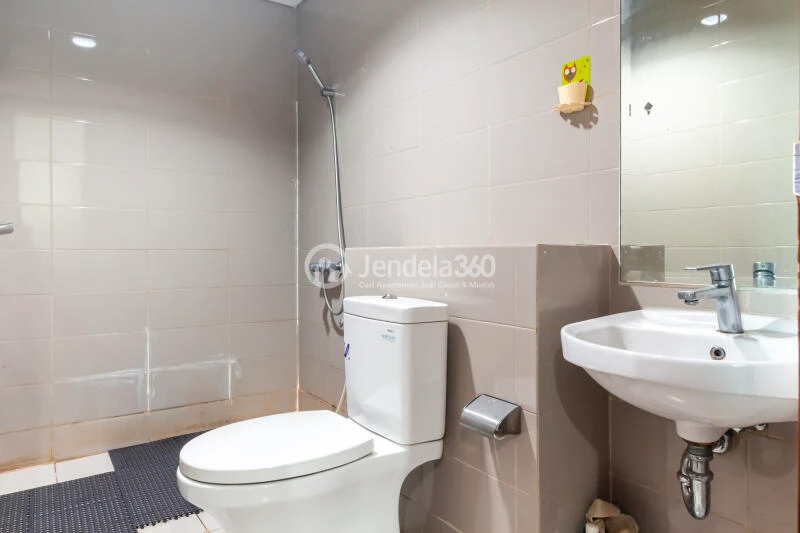 Bathroom 2BR Springhill Terrace Residence Apartment at Low Floor