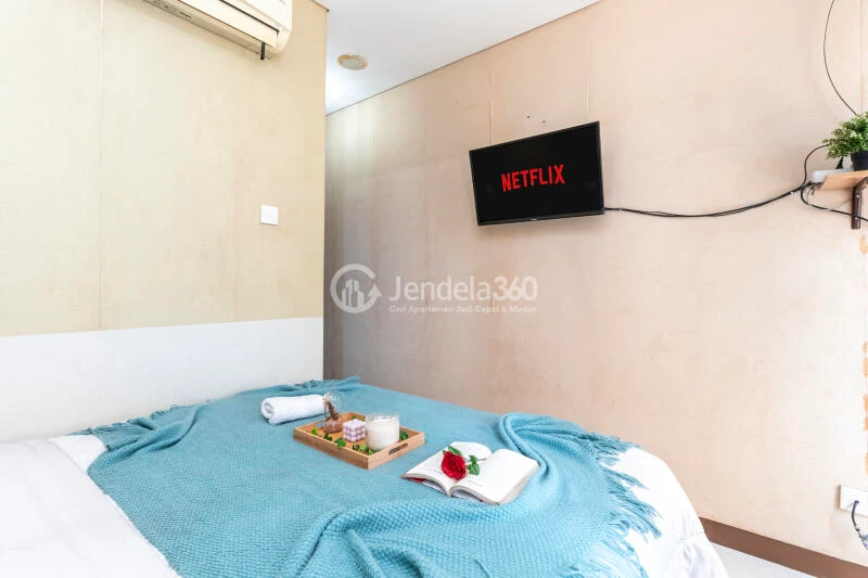 Bedroom Studio Apartment with City View at Nifarro Park Apartment
