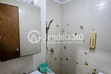 Bathroom Studio Apartment with City View at Maple Park Apartment